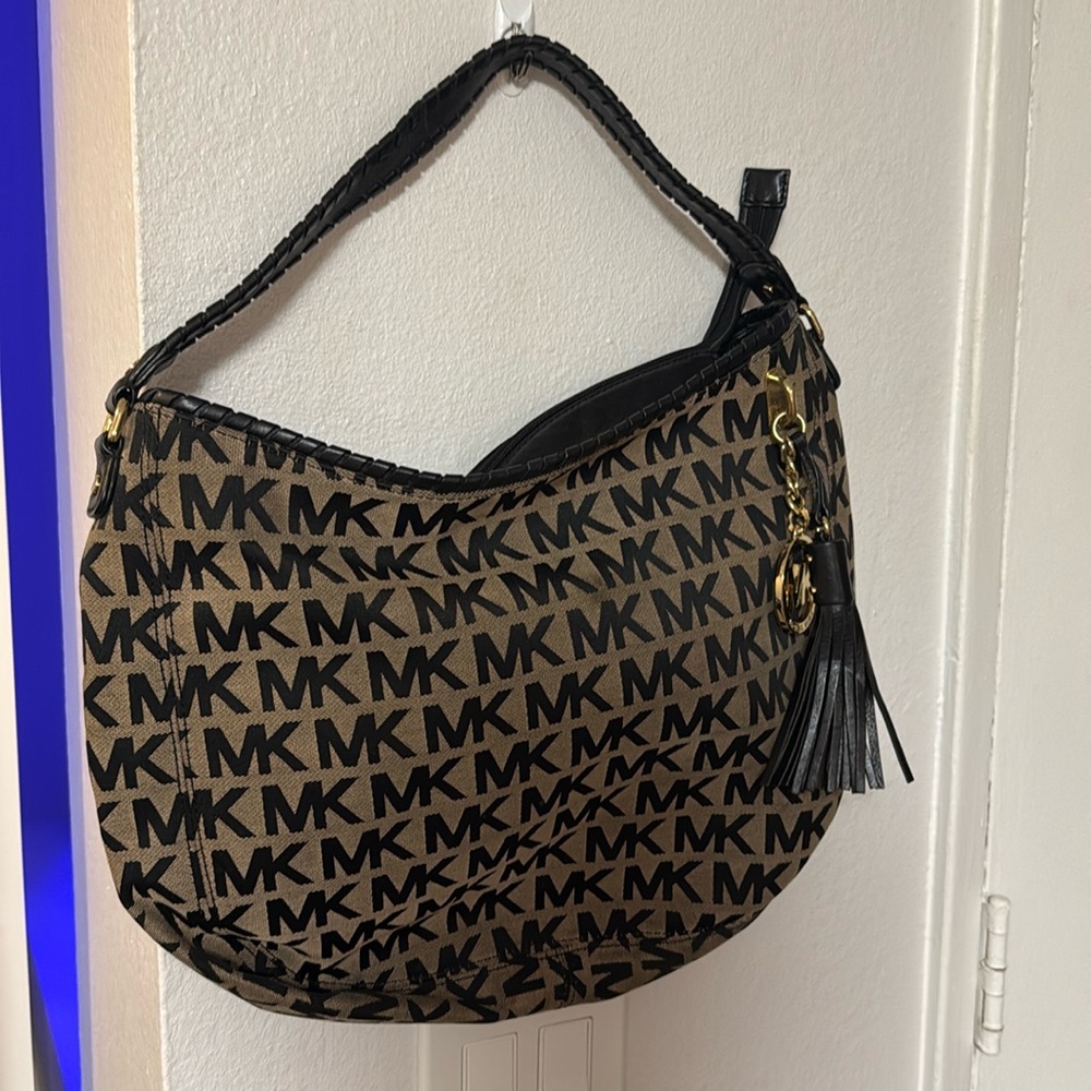 Like new: AUTHENTIC Michael Kors Black & Tan Signature MK Purse